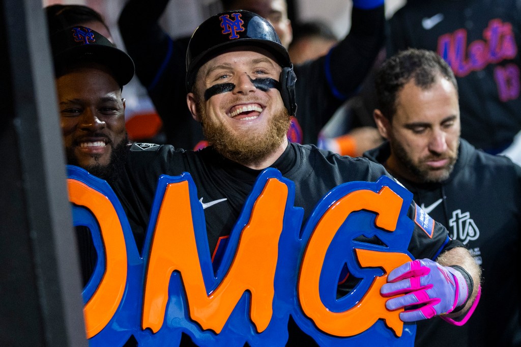 Harrison Bader celebrates his fourth-inning home run with the 'OMG' sign in the Mets' dugout.