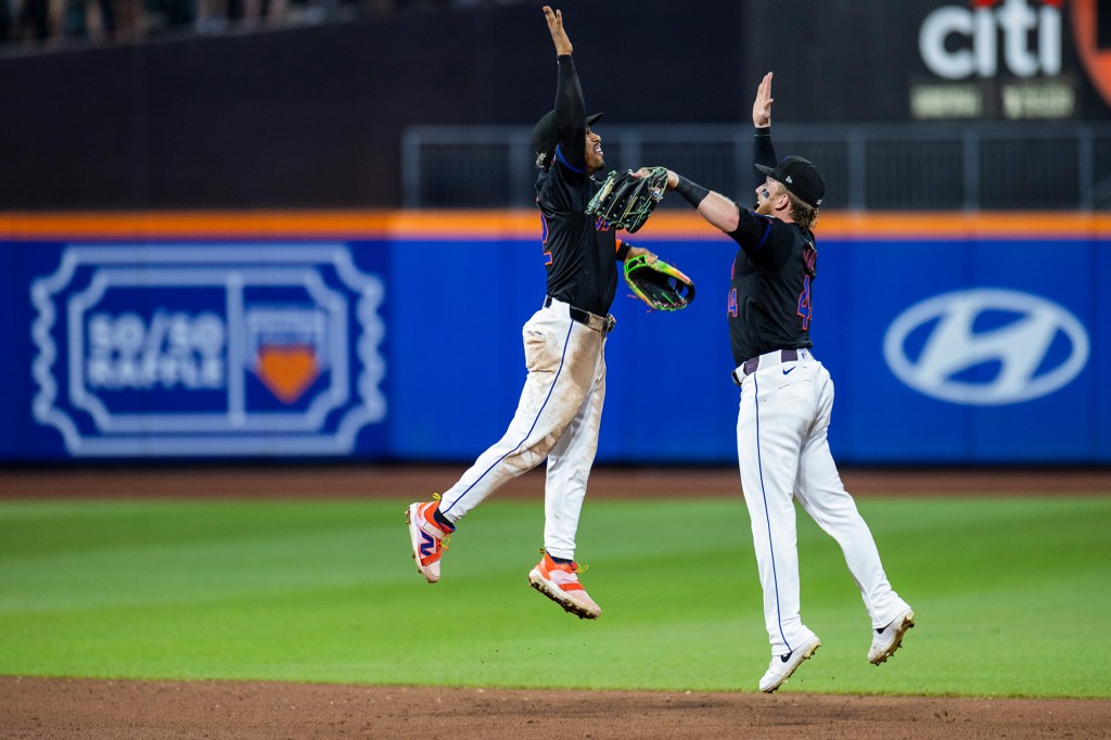 Francisco Lindor (l.) and Harrison Bader celebrate the Mets' win Friday.