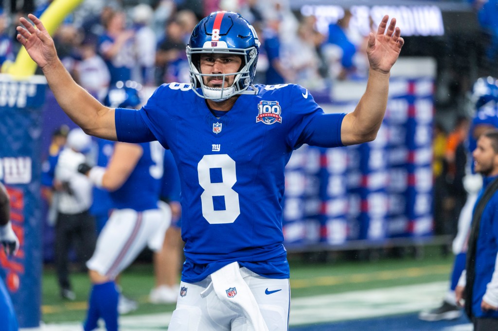 Daniel Jones during warmups before the Giants' preseason game against the Lions on Aug. 8, 2024.