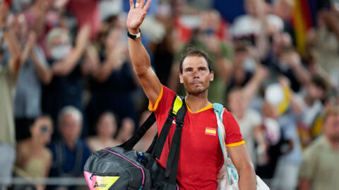 Rafael Nadal salue la foule lors de la cinquième journée des Jeux Olympiques de Paris 2024 à Roland Garros le 31 juillet 2024 à Paris, France.