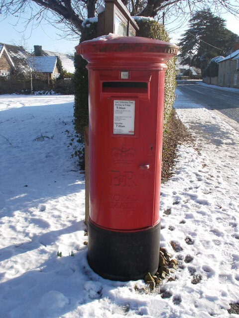 EIIR postbox on St. Pega's Road, Peakirk, in the snow