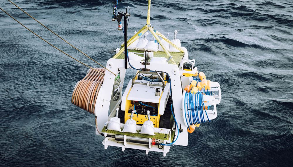 Mise à l’eau de BathyBot. Il est intégré dans le BathyDock, une structure qui, une fois installée sur le fond marin, le reliera à la boîte de jonction scientifique (une prise connectée) pour l’alimenter et le connecter à Internet. Le rover sous-marin benthique BathyBot est un robot d’exploration téléopéré via Internet, dédié au suivi sur le long terme de l’environnement, l’écologie et des potentiels impacts du changement climatique dans les grands fonds. Il est installé en permanence sur le site de l’observatoire sous-marin EMSO-LO, à 2 500 m de profondeur au large de Toulon, où il récolte des données environnementales (température, salinité, pression et courant) et biologiques. Sa caméra hypersensible lui permet notamment d’observer la bioluminescence émise par les organismes marins. Ces données viendront compléter les études ponctuelles réalisées lors de campagnes océanographiques, pour prendre en compte les variations saisonnières et éventuellement observer des phénomènes imprévisibles. L’objectif est de mieux comprendre les dynamiques biogéochimiques (la transformation de la matière organique sous l’effet de processus biologiques, géologiques et chimiques) en milieu profond. BathyBot est développé par le MIO et la DT-INSU.   UMR7294 Institut Méditerranéen d'Océanologie ,UAR855 Division technique de l'INSU  20220020_0065