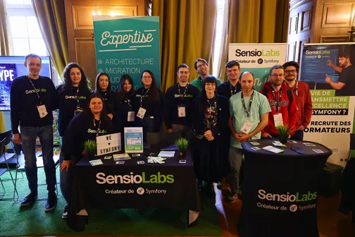 Photo de groupe devant le stand SFLIVE PARIS