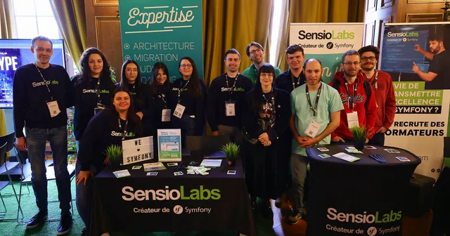 Photo de groupe devant le stand SFLIVE PARIS