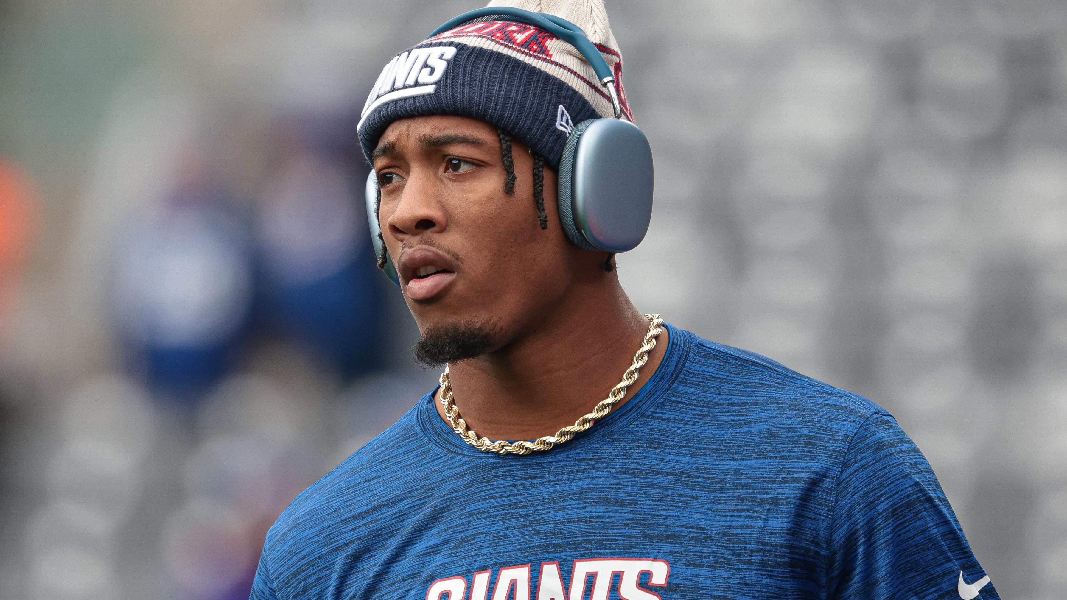 New York Giants safety Isaiah Simmons (19) warms up before the game against the Washington Commanders at MetLife Stadium