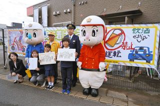 児童の絵で交通安全横断幕　福井の社北郵便局に掲示　