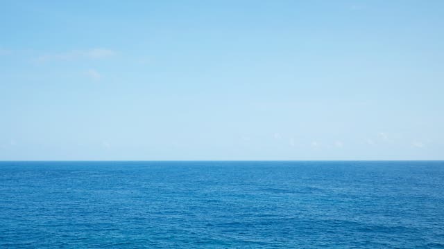 Meer unter wolkenlosem Himmel. Aber nicht bei Flaute sondern bei etwa Windstärke drei.