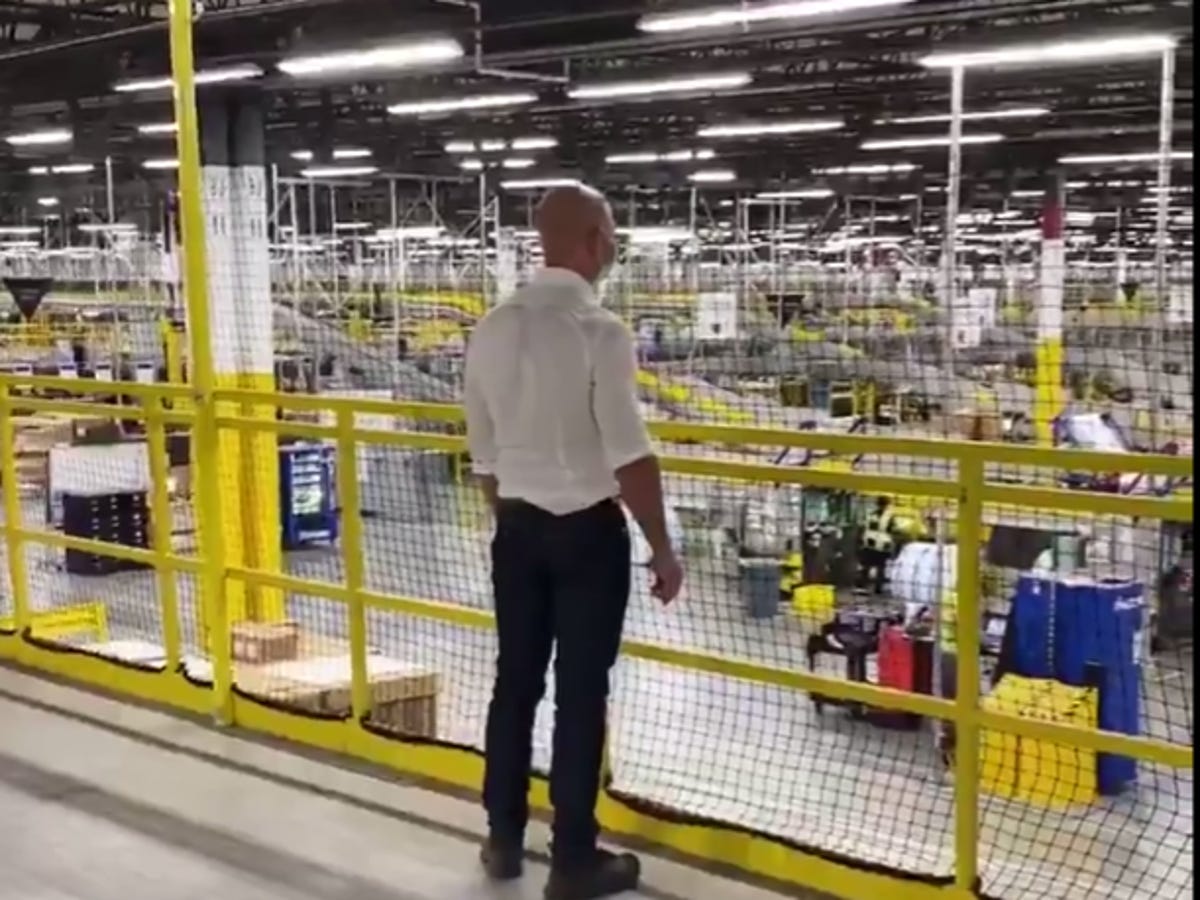 Coronavirus: Jeff Bezos tours Amazon warehouse amid backlash over safety |  The Independent | The Independent