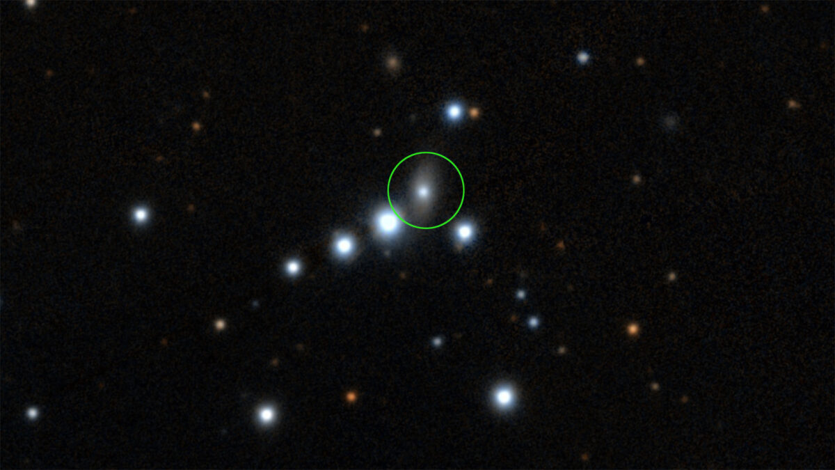 black background; many white and reddish dots showing stars, some quite bright in the center region. One right in the center is outlined with a thin green circle.