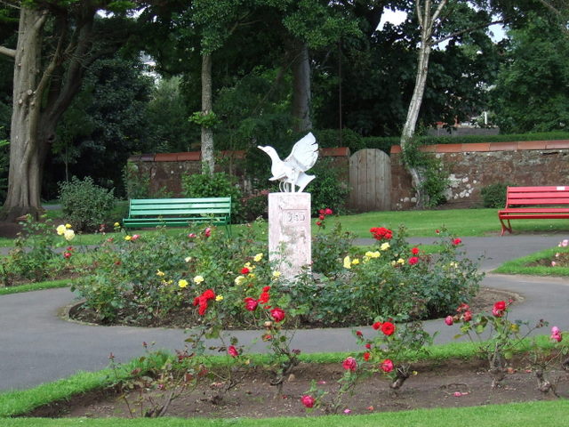 File:Bird sculpture at Aubery Park - geograph.org.uk - 943721.jpg