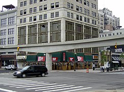 Desde Whitherell Street, con la línea del Detroit People Mover en primer plano