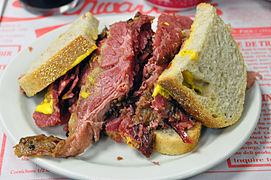 Un sandwich à la viande fumée de Montréal.