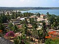 A view over the town during the daytime.