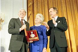 John Updike (links) ontvangt een prijs van toenmalig president Bush in 1989