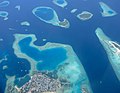 Veduta mill-ajru tal-Gżira Guriadhoo fl-Atoll Male tan-Nofsinhar