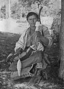 Sigøynerkvinne med barnet i fanget spinner ved hjelp av håndtein. Fotografiet er tatt i Ungarn i 1917.