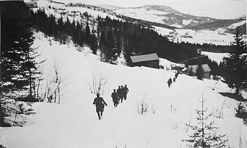 File:German forces under march towards Pålsbrøtin.jpg