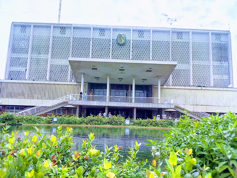 File:Entre principal du palais du peuple conakry.jpg