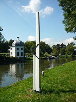 Gereconstrueerde rolpaal langs de Vecht, in vroegere tijden te vinden bij dit jaagpad