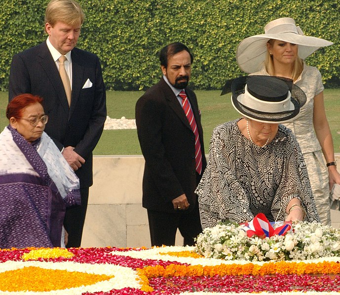 File:Her Majesty, Queen Beatrix of the Netherlands laying wreath at the Samadhi of Mahatma Gandhi at Rajghat, in Delhi on October 24, 2007.jpg