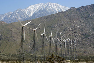 Ein Teil der San Gorgonio Pass Wind Farm, im Hintergrund Mt. San Jacinto