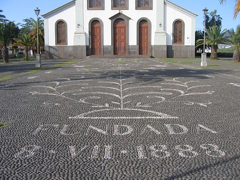 File:Empedrado da igreja nova de São Martinho - 2007-01-11 - Image 118019.jpg