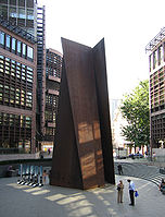 Richard Serra, Fulcrum (1987), escultura n'aceru corten asitiada cerca la estación de tren de Liverpool Street, en Londres.