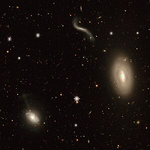 ダークエネルギー分光装置のレガシーサーベイで観測したNGC 434（右下）とNGC 434A（右上）。左下はNGC 440。