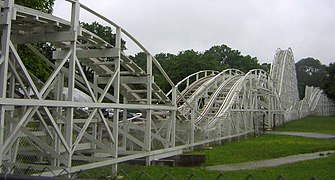 The Cannon Ball à Lake Winnepesaukah Amusement Park sont des montagnes russes en bois de type aller et retour.