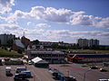 English: Stores and the Holy Virgin Mary Church Français : Commerces et l'église de la Sainte Vierge Marie Norsk bokmål: Butikker og Mariakirken Polski: Targowisko, sklep Plus i kościół pw. Najświętszej Marii Panny