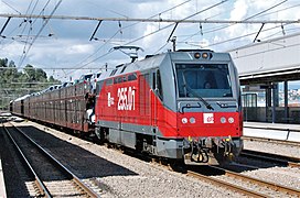 Locomotora 255.01 transportant cotxes a Quatre Camins