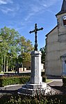 Monument avec une croix en fer forgé. Sont représentés : au centre, le Christ pantocrator, et tout autour des anges.