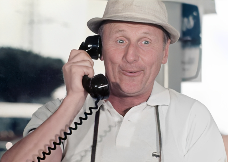 File:Bourvil-Italie-1964.png