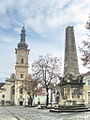 Piazza del Museo con la chiesa franciscana