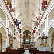 Mengikut satu tradisi lama, kekubah Katedral Saint-Louis-des-Invalides dihiaskan dengan hiasan kenang-kenangan