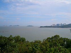 Visiwa vya Zhuhai na Jiuzhou, vinatazamwa kutoka Kisiwa cha Yeli kwenye mdomo wa Mto wa Pearl