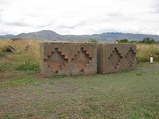 Monolithe mit Andenkreuzen im Pumapunku-Stil