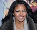 A cantora americana Cassie Ventura usando um colar de cruz