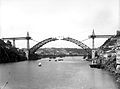 Ponte Luís I in aanbouw gezien vanuit het oosten. Er achter is de Ponte Pênsil te zien.