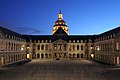 Cour d'honneur vue de nuit, animée depuis 2011 par le spectacle vidéo La Nuit aux Invalides[64].