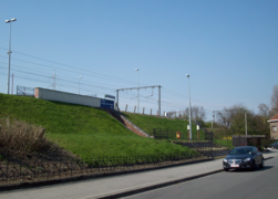 Zicht stationscomplex vanop straat