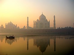 Taj Mahal riflesso sul fiume Yamuna ad Agra