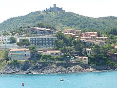 Le fort Saint-Elme et des villas vus de la digue du port.