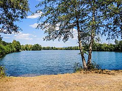 Étang de la saline laissé par l'exploitation des granulats alluvionnaires.