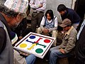 Spiel in Nepal auf einem Ludo-Brett