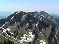 Nordseiten von Seelekopf, Hohenfluhalpkopf und Eineguntkopf; man sieht, dass die Gesteinsbänder auch über die Berge hinweg durchgängig verlaufen