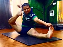 Akarna Dhanurasana, Swami Vishnudevananda nennt diese Pose "Pfeil und Bogen"