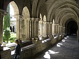 Claustro da Catedral, con partes tanto góticas coma románicas.
