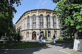 le gymnasium pour garçons, classé[6],