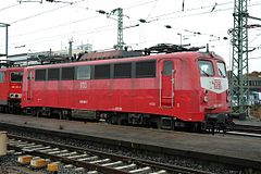 140 097 in teilweise verwitterter, orientroter Farbgebung in Heilbronn Hbf (Oktober 2004)